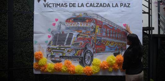 Tras un mes desde la tragedia ocurrida en la Calzada La Paz, este 10 de marzo se realizó un acto conmemorativo para recordar a las víctimas.