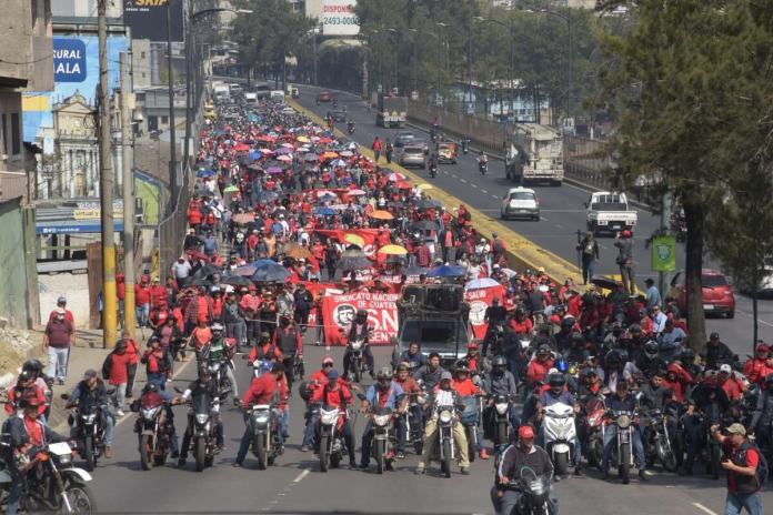 Salubristas bloquearon al menos 19 puntos del país durante este lunes. Foto La Hora: José Orozco.