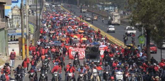 Salubristas bloquearon al menos 19 puntos del país durante este lunes. Foto La Hora: José Orozco.