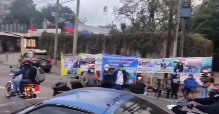 Manifestantes por caso Lev Tahor bloquean un carril en la ruta al Atlántico. Foto La Hora: Captura de pantalla