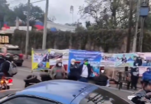 Tránsito complicado en ruta al Atlántico tras bloqueo intermitente por caso Lev Tahor Manifestantes por caso Lev Tahor bloquean un carril en la ruta al Atlántico. Foto La Hora: Captura de pantalla