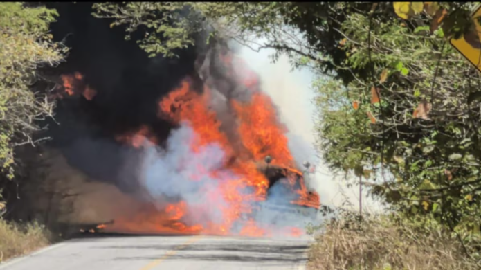 Vehículo incendiado en narcobloqueo al sur de Jalisco, Foto La Hora: Captura de Pantalla video de El Financiero