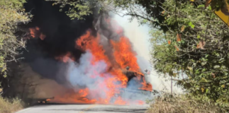 Vehículo incendiado en narcobloqueo al sur de Jalisco, Foto La Hora: Captura de Pantalla video de El Financiero