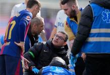 Joan Laporta lamenta la muerte del médico principal del Barcelona Carles Miñarro Foto de archivo, cuando el médico del Barcelona Carles Miñarro atendía a un jugador blaugrana. Foto La Hora: EFE Archivo