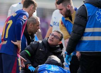 Foto de archivo, cuando el médico del Barcelona Carles Miñarro atendía a un jugador blaugrana. Foto La Hora: EFE Archivo