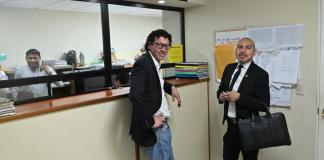 Carlos Bezares, secretario del partido VOS se presentó ante Juzgado Octavo Penal. Foto La Hora: Fabricio Alonzo