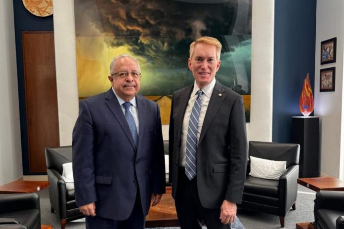 Para fortalecer las relaciones bilaterales con Estados Unido, el canciller, Carlos Ramiro Martínez, se reunió con el senador de Oklahoma, James Lankford.