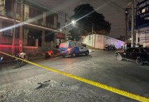 Autoridades acordonan el área por el fallecimeinto de una persona tras ataque armado en Ciudad Peronia. Foto La Hora: Cortesía.
