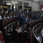 Esta semana no habrá sesión plenaria en el Congreso, por lo cual no se conocerá la resolución para dar marcha atrás al aumento salarial de diputados. Foto La Hora: José Orozco.