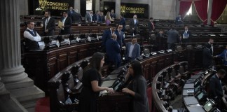 Esta semana no habrá sesión plenaria en el Congreso, por lo cual no se conocerá la resolución para dar marcha atrás al aumento salarial de diputados. Foto La Hora: José Orozco.
