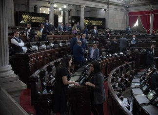 Esta semana no habrá sesión plenaria en el Congreso, por lo cual no se conocerá la resolución para dar marcha atrás al aumento salarial de diputados. Foto La Hora: José Orozco.