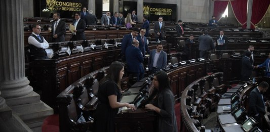 Esta semana no habrá sesión plenaria en el Congreso, por lo cual no se conocerá la resolución para dar marcha atrás al aumento salarial de diputados. Foto La Hora: José Orozco.