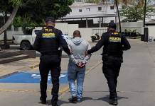 Capturan a presunto coyote que transportaba a 15 migrantes haitianos en Chiquimula Capturan a presunto coyote que transportaba 15 migrantes haitianos en Chiquimula