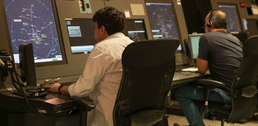 DGAC reporta incremento de interferencias en las frecuencias de aviación