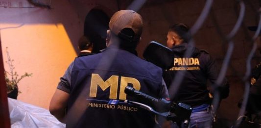 Autoridades del Ministerio Público (MP), en conjunto a agentes de la Policía Nacional Civil (PNC), han realizado más de 35 allanamientos en seguimiento a casos de extorsión.