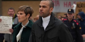 El astro brasileño Dani Alves, en primer plano, sale del centro penitenciario Brians 2 el lunes 25 de marzo de 2024, en Sant Esteve Sesrovires, cerca de Barcelona, en el noreste de España. Foto: La Hora / AP-Emilio Morenatti.