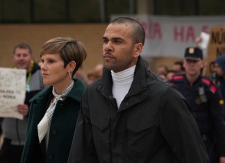 El astro brasileño Dani Alves, en primer plano, sale del centro penitenciario Brians 2 el lunes 25 de marzo de 2024, en Sant Esteve Sesrovires, cerca de Barcelona, en el noreste de España. Foto: La Hora / AP-Emilio Morenatti.
