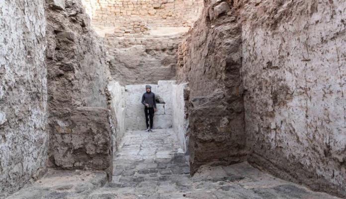 Descubrimiento histórico Hallan tumba de un monarca desconocido en el centro de Egipto