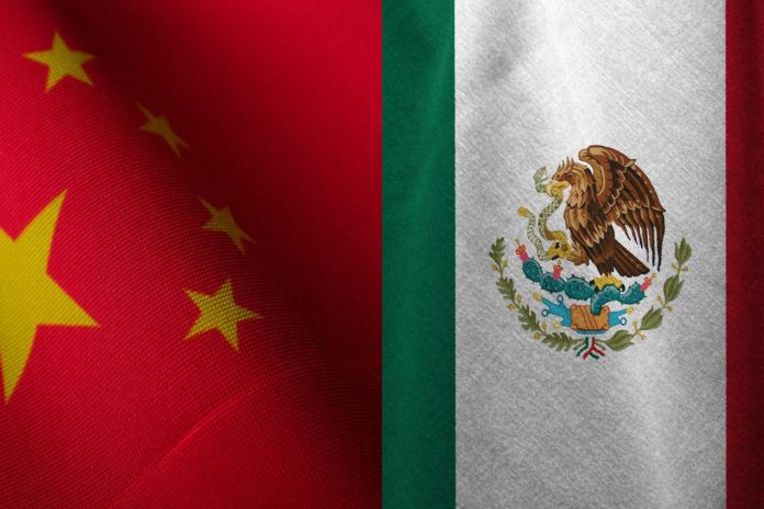 Banderas de China y México de stock. Foto La Hora.