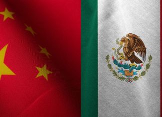 Banderas de China y México de stock. Foto La Hora.