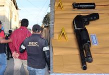 Agentes de la DEIC detienen a sospechoso por poseer una escopeta con reporte de robo y una granada de aturdimiento. Foto La Hora: PNC