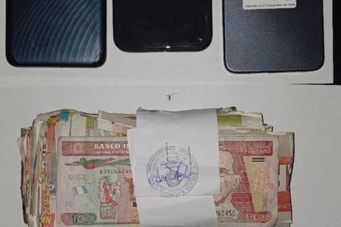 Paquete de dinero que era cobrado por los presuntos extorsionadores. Foto La Hora: PNC