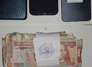 Paquete de dinero que era cobrado por los presuntos extorsionadores. Foto La Hora: PNC