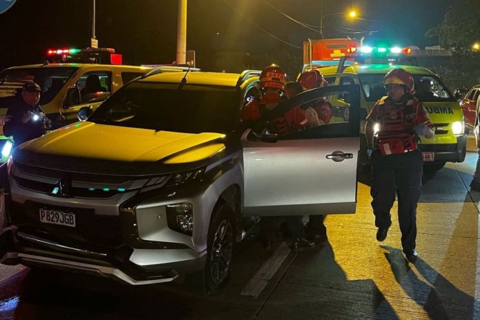 CMB atendiendo un ataque armado en el kilómetro 13 de la ruta al Atlántico. Foto La Hora: CBM