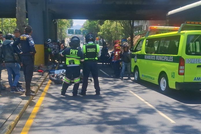 Colisión entre una motocicleta y un vehículo tipo panel en zona 12. Foto La Hora: CBM