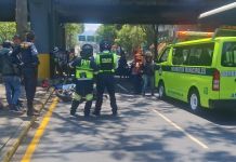 Colisión entre una motocicleta y un vehículo tipo panel en zona 12. Foto La Hora: CBM