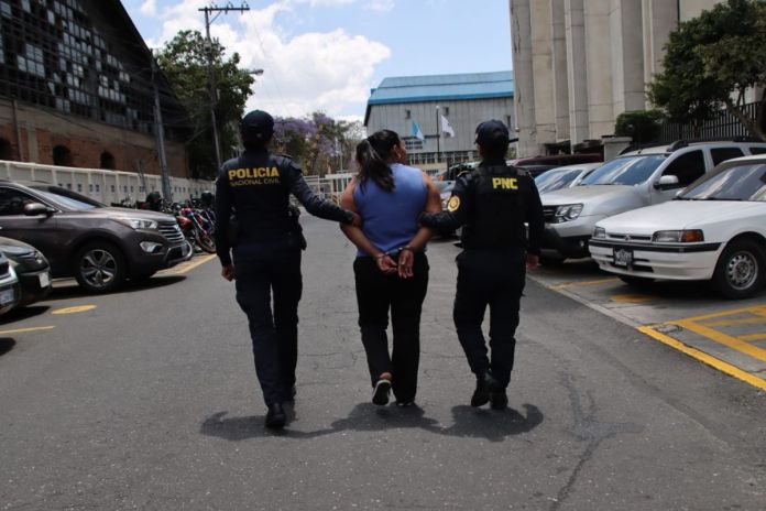 Mujer detenida por tener orden de captura por el delito de extorsión. Foto La Hora: PNC