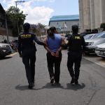 Mujer detenida por tener orden de captura por el delito de extorsión. Foto La Hora: PNC