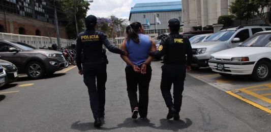 Mujer detenida por tener orden de captura por el delito de extorsión. Foto La Hora: PNC