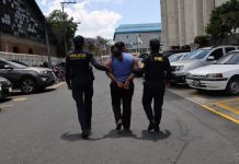 Víctima de ataque armado en microbús, es detenida con orden de captura por extorsión Mujer detenida por tener orden de captura por el delito de extorsión. Foto La Hora: PNC