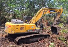 Agentes de DIPRONA en el área de mangle afectada en Escuintla. Foto La Hora: PNC