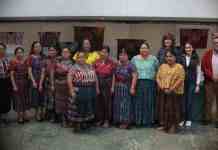 Museo Ixchel y el Bi unen a mujeres tejedoras y bordadoras en «Expandiendo horizontes», tradición textil Participantes y representantes de Museo Ixchel y Banco Industrial en la actividad. Foto La Hora: José Orozco.