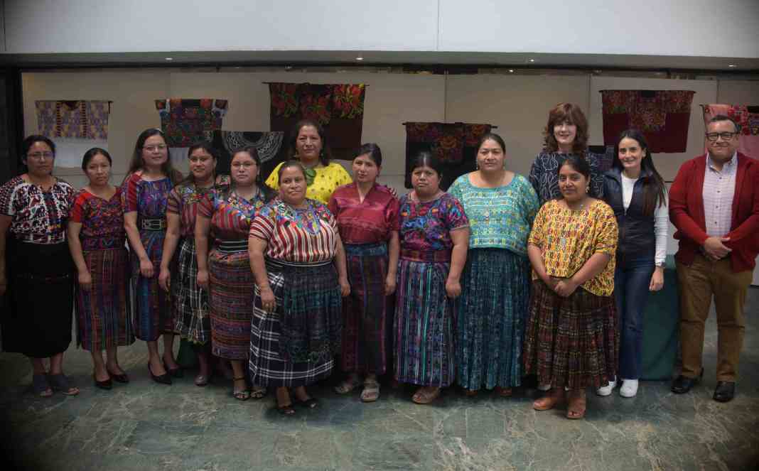 Participantes y representantes de Museo Ixchel y Banco Industrial en la actividad. Foto La Hora: José Orozco.