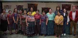Participantes y representantes de Museo Ixchel y Banco Industrial en la actividad. Foto La Hora: José Orozco.