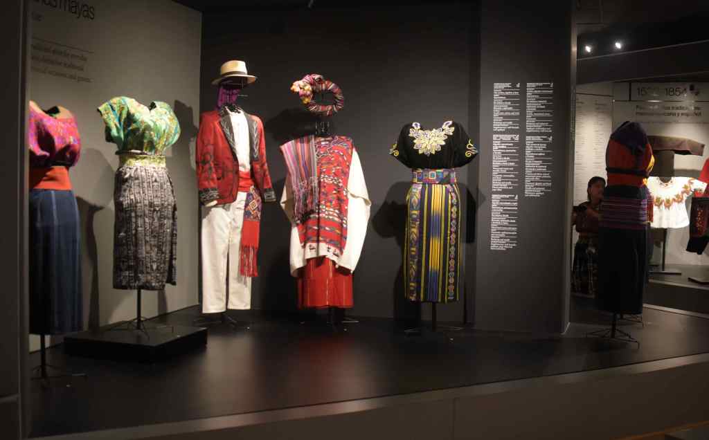 Parte de la indumentaria típica que podrá encontrar en la exposición que se encuentra en el Museo Ixchel. Foto La Hora: José Orozco.