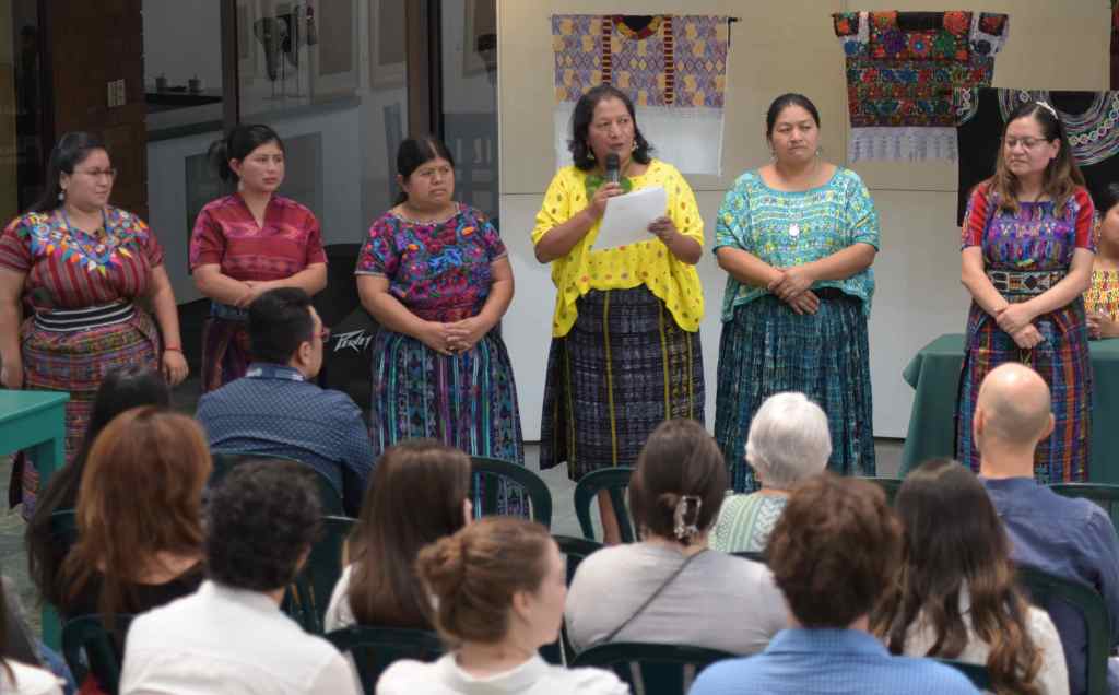 Alguna de las tejedoras y bordadoras que participaron del encuentro y muestra de trabajos. Foto La Hora: José Orozco.