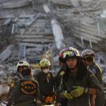 Rescatistas buscan supervivientes en el lugar del derrumbe de un edificio tras un terremoto en Bangkok, Tailandia, el 28 de marzo de 2025. Según el Instituto Nacional de Medicina de Emergencia, 70 trabajadores de la construcción se encuentran desaparecidos tras un terremoto de magnitud 7,7 que azotó Myanmar y causó temblores que se sintieron en la vecina Tailandia.. Foto La Hora: EFE.