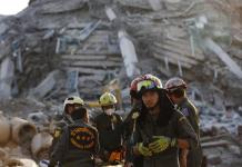 Rescatistas buscan supervivientes en el lugar del derrumbe de un edificio tras un terremoto en Bangkok, Tailandia, el 28 de marzo de 2025. Según el Instituto Nacional de Medicina de Emergencia, 70 trabajadores de la construcción se encuentran desaparecidos tras un terremoto de magnitud 7,7 que azotó Myanmar y causó temblores que se sintieron en la vecina Tailandia.. Foto La Hora: EFE.