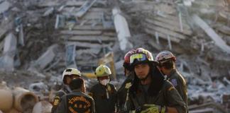 Rescatistas buscan supervivientes en el lugar del derrumbe de un edificio tras un terremoto en Bangkok, Tailandia, el 28 de marzo de 2025. Según el Instituto Nacional de Medicina de Emergencia, 70 trabajadores de la construcción se encuentran desaparecidos tras un terremoto de magnitud 7,7 que azotó Myanmar y causó temblores que se sintieron en la vecina Tailandia.. Foto La Hora: EFE.