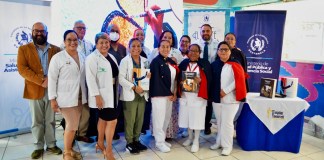 Autoridades del Hospital Roosevelt y el Ministerio de Cultura y Deportes, realizando la entrega del proyecto "El arte de sanar". Foto La Hora. Hospital Roosevelt