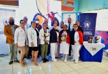 «El arte de sanar»: entregan segunda fase de proyecto de lectura para pacientes del hospital Roosevelt Autoridades del Hospital Roosevelt y el Ministerio de Cultura y Deportes, realizando la entrega del proyecto "El arte de sanar". Foto La Hora. Hospital Roosevelt