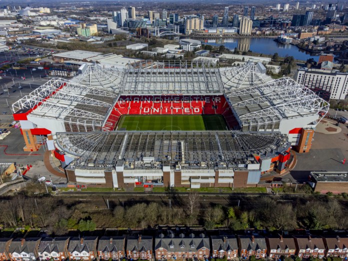 Fotografía aérea del estadio Old Trafford, sede del Manchester United en Manchester, Inglaterra, el 27 de marzo de 2023. Foto La Hora: AP Archivo.