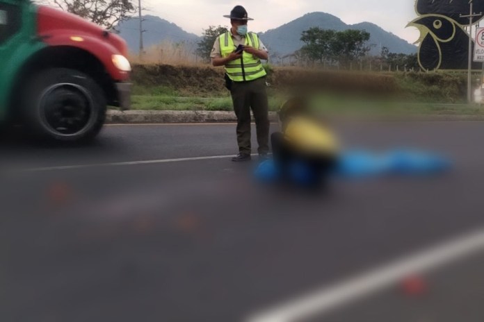 Debido al fallecimiento de una persona por politraumatismo, el cuerpo de Bomberos Voluntarios indicó que autoridades correspondientes realizarán diligencias en el lugar.