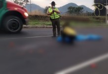 Por un fallecido en el km 41 de la ruta Palín-Escuintla PROVIAL regula movilidad por diligencias Debido al fallecimiento de una persona por politraumatismo, el cuerpo de Bomberos Voluntarios indicó que autoridades correspondientes realizarán diligencias en el lugar.