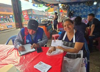 MPSA brindando licencia de manipulación de alimentos a comerciantes del carnaval. Foto La Hora: MSPAS
