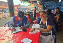 Ministerio de Salud supervisa las normas de higiene de los comercios en el carnaval de Mazatenango MPSA brindando licencia de manipulación de alimentos a comerciantes del carnaval. Foto La Hora: MSPAS